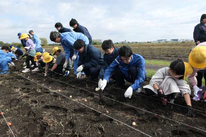 写真：相模川の清掃・植栽培活動